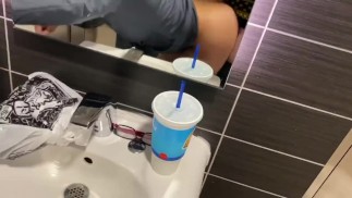 MILF me suce et laisse moi la baiser dans la salle de bain du centre commercial