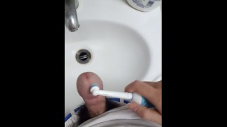 Masseer de penis met een elektrische tandenborstel