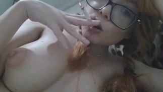 Ruiva colegial faz o fetiche de fumaça com peitos grandes para fora