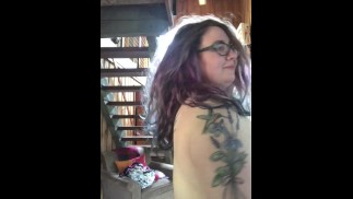 La ragazza grassa balla nuda