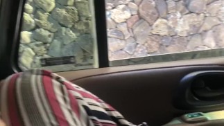 Se masturbando perto da calçada