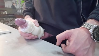 Un garçon russe baise un vagin artificiel
