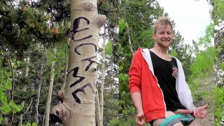Tragando semen debajo del árbol de chuparme - Guy barbudo recibe servicio al aire libre