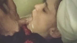Facial y Slurping con breve limpieza de cara lamiendo por él