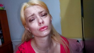 Mi caliente hermanastra me seduce. Rogando por una mamada (con conversación)