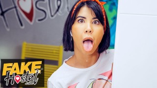 Fake Hostel ASMR menina vai ahegao como buceta fica molhada