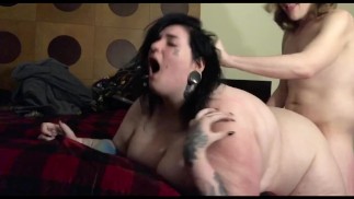 BBW se fait légèrement pilonner par derrière et jouit deux fois
