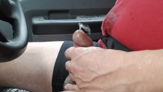 Così arrapato dal freeball in palestra che piscio e sborro sulla strada di casa.
