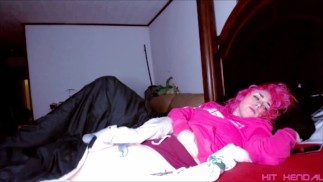 Przyłapany na masturbacji w łóżku oglądając porno