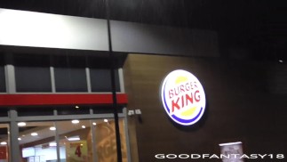SEXO PUBLICO + BURGER KING+ SONIDO DE LLUVIA = MAMADA PERFECTA PORNHUB ZONE