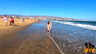 openbare naaktheid - tiener wandelt naakt op het strand amateur MiaAmahl