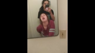Couple baise dans la salle de bain