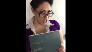 Milf bibliothecaris klaagt je over late boeken. 