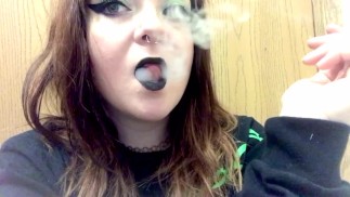 Babygirl_goth sfw fumar video