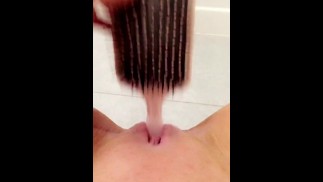 Traviesa se folla su pequeño coño con cepillo de pelo en el baño de la escuela