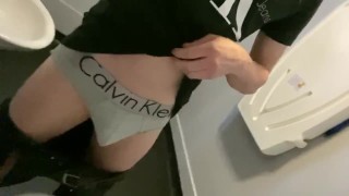 Fit Chav Scally Lad 在公共浴室里翻出他的软大鸡巴