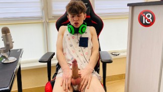 Spieler wichst seinen 9-Zoll-Schwanz / Benutze zwei Hände / Großes Sperma / Monsterschwanz /