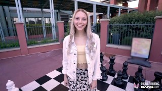 Echte Teenager - Süße Blondine Lily Larimar Während Des Ersten Pornodrehs Gefickt