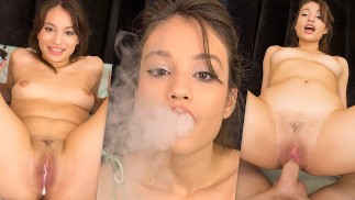 ESCENA COMPLETA JOVEN UNIVERSITARIA Liv Wild VAPING y Giving mamada en público