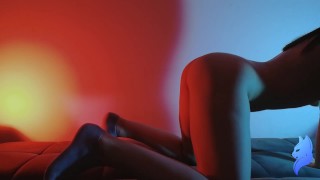 neon chick draaide zich om voor de camera en sprong op een lul