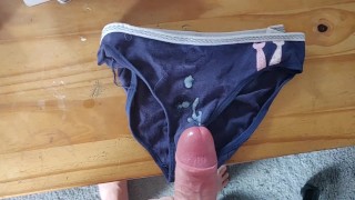 射在我的继女肮脏的内裤上