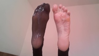 Semen en los pies y medias - Sonia mostrando suelas y dedos de los pies
