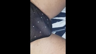ragazzo che indossa una stringa da donna