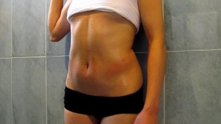 Chci olej v mém břiše masáž sexy břišní svaly sexy dívka abs Fantazie Pauly