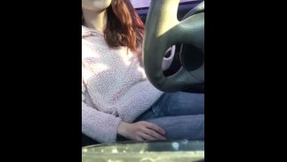 jovencita se pone cachonda y se detiene en el coche para un orgasmo cremoso