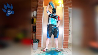 übrig gebliebene Gunge-Pfote in Fahrradbekleidung