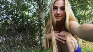 Al aire libre masturbarse mi coño mojado
