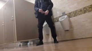Drainé dans les toilettes publiques