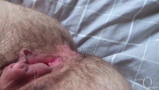 Ftm zeigt gerade geficktes Arschloch und Muschi