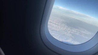 欲求不満な黒人お姉さんが飛行機の中でこっそりバナナオナニー