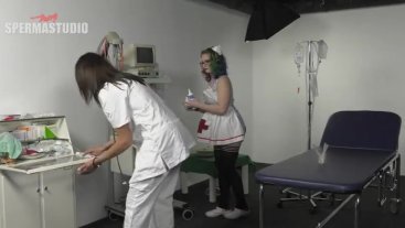 DACADA UND LINDA LUSH, Krankenschwestern spielen