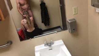 Jovencita rogó que me soplara rápido en el baño