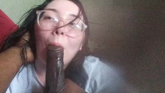 Mulher nerd engasgando com bbc