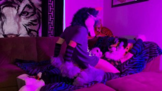 Wuffles che cavalca il suo ghepardo (Fursuit Yiff)
