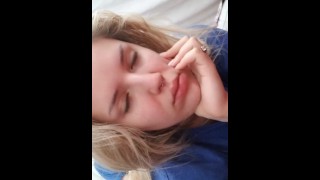 可爱的女孩在被爸爸从后面操时闭上脸