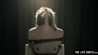 Superbe beauté BDSM donne son goût sauvage pour les orgasmes de bondage