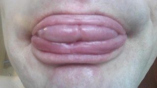 Schöne natürliche sabbernde Lippen