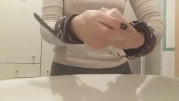 Padrona Darkshine si lava le mani smaltate di nero in manette - #SCRUBHUB