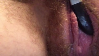 Brincando com meu vibrador enquanto assisto vídeos do PornHub - Pt. 2