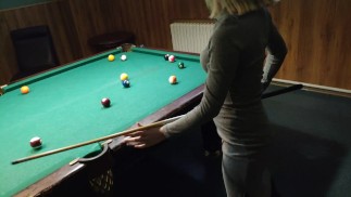 Жесткий быстрый анальный трах горячей девушки-подростка на бильярдном столе. Публичный секс. 60 кадров в секунду. 1080.