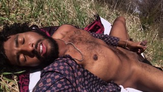 Gimiendo mientras acaricia la polla en la naturaleza (casi atrapado)