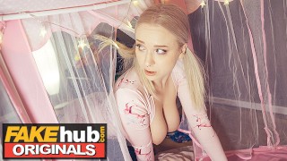 テントから抜け出せなくなった金髪巨乳美女を背後から犯す