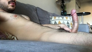Homem bombeia uma carga enorme Into mão e Cums limpo