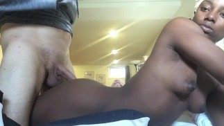 Ebony reitet riesigen weißen Schwanz und wird dann mit Sperma gespritzt