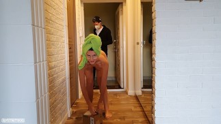 Heiße Mama trifft Lieferant völlig nackt