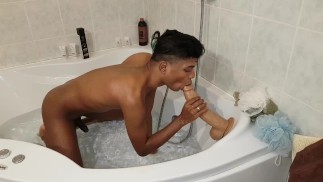 Baño con una polla monstruosa